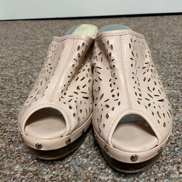 Wanted pink slide ons open toes. Size 8 4” heels - Picture 2 of 8